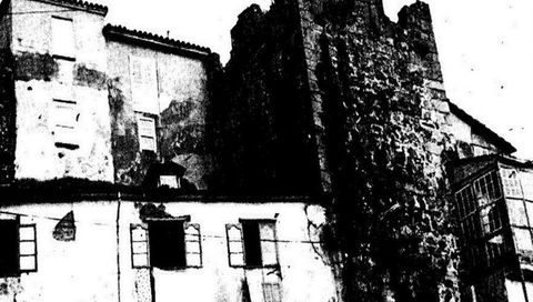 Viviendas adosadas a la muralla de Monforte en Santo Domingo, ya desaparecidas, en una foto de 1986