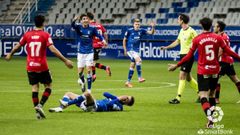 Los futbolistas azules protestan una decisi�n de Galech Apeztegu�a 