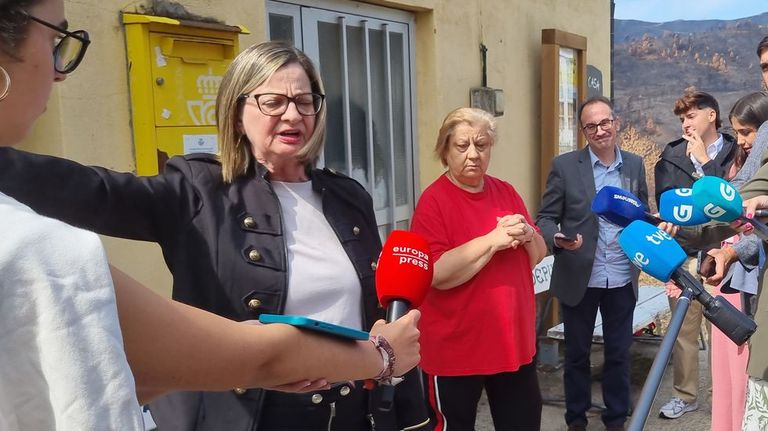 Vecinos de San Vicente echan en cara a la diputada por Valdeorras que no arreglase la carretera por la que salvaron la vida en el incendio de agosto