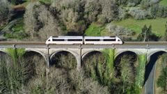 Tren de ancho mtrico cruzando el puente de Mera