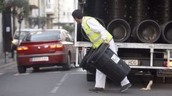 Reparto de los cubos destinados a depositar las bolsas de basura en el casco urbano