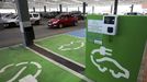 Plazas reservadas para recarga de vehículo eléctrico en el apartamiento de Mercadona en Leixa, en Ferrol