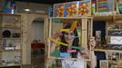 Sandra Villaverde muestra en Escondi-T varios de sus productos más vendidos. El local, de 147 metros cuadrados, incluye tienda y sala para jugar sin límite de edad