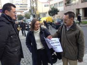 La denunciante Ana Bel�n Conde y los dos testigos de Stop Desahucios a la salida del juicio