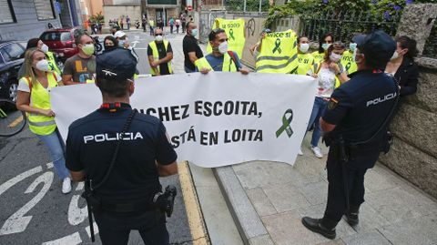 Trabajadores de la factora Ence intentan retrasar la salida de la Vuelta Ciclista a Espaa en Sanxenxo