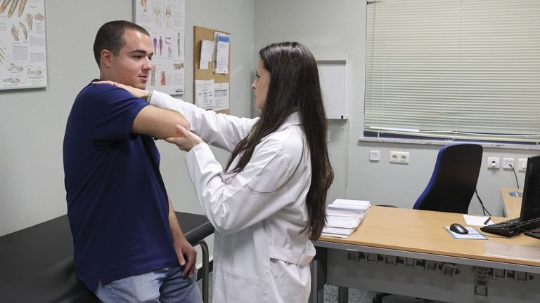 Los médicos gallegos piden un examen práctico para validar los títulos de fuera de la UE