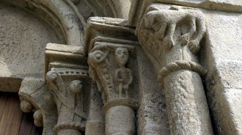 Capiteles esculpidos en la iglesia de Atn, en Pantn