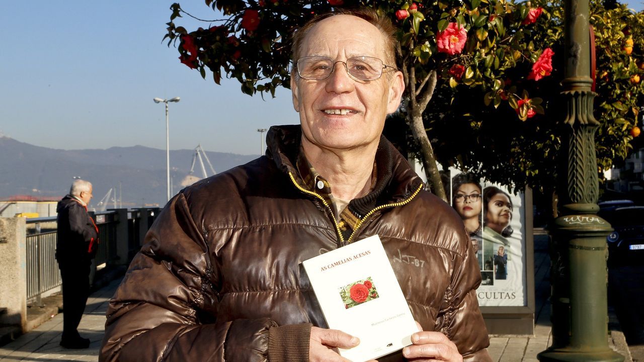 La monumental obra de Christo.MAximino Chacheiro, retratado no 2017 co gallo da publicaci�n do seu libro �A camelia acesa�