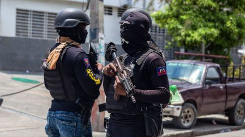 Miembros de la Polica Nacional Haitiana, el mircoles durante un operativo de seguridad en las proximidades del Palacio Nacional.