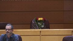 Un ramo de flores sobre el escao de Rita Barber en el Senado