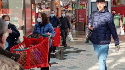 Primer día sin mascarilla en el interior del supermercado Alcampo de Ferrol
