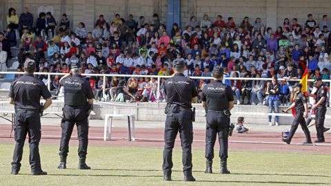 Exhibicion de la Policía Nacional para los escolares de Ribeira con helicoptero, caballería, perros de rastreo