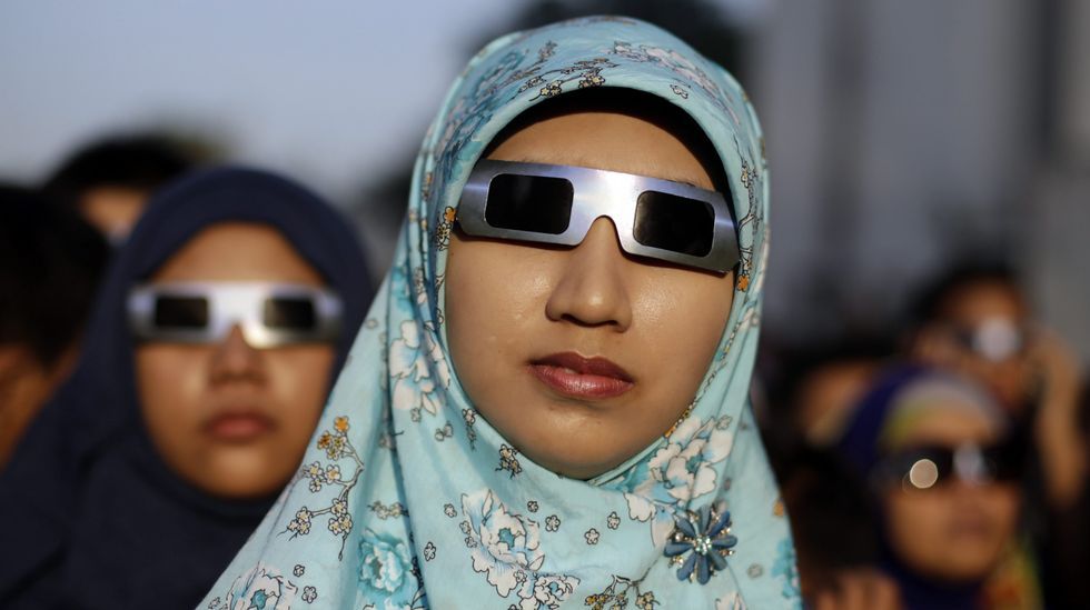 Imagen del eclipse desde una playa de Indonesia. 