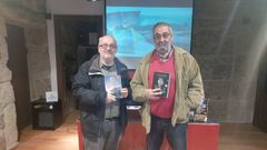 Carlos Gabriel Fernández e Antonio Piñeiro cos libros presentados