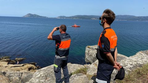 Integrantes de Protección Civil de Porto do Son rastreando la zona del faro de Caveiro