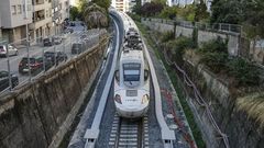 Un Alvia circulando por el trazado urbano de Ourense que est siendo adaptado a la alta velocidad