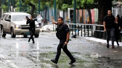 Integrantes del Cuerpo de Investigaciones Cientficas, Penales y Forenses toman posicin en un operativo para capturar a miembros de la banda criminal del Koki que intentan huir en Caracas