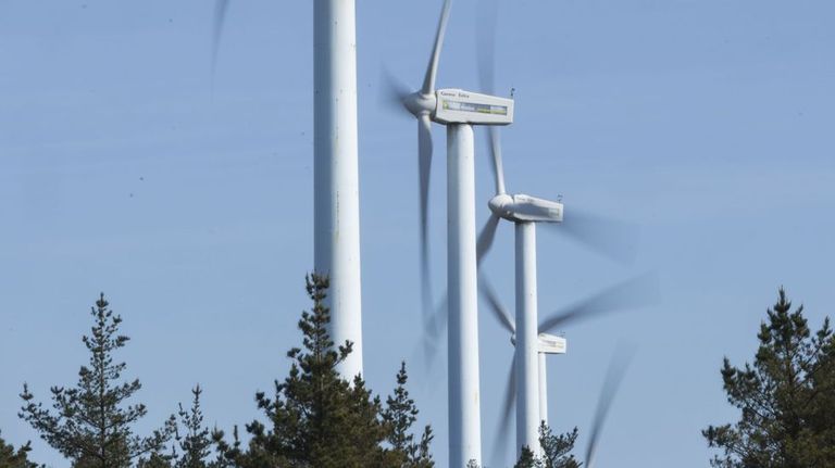 Recta final para la llegada a Carballo de su primer parque eólico, Orzar