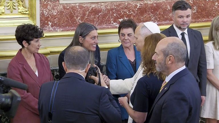 Nogueras coge la mano del papa para pedirle en inglés que ha