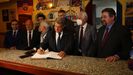 Joan Laporta firma en el libro de honor de la peña barcelonista de Marín, durante su visita a Galicia