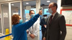 Una sanitaria toma la temperatura al consejero de Salud, Pablo Fernndez Muiz, en presencia del gerente de rea sanitaria V, Manuel Bayona, en el hospital de Cabuees