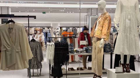Ambiente en un Zara en el centro comercial Odeón de Narón