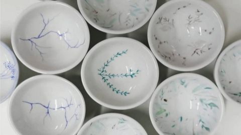 Rebeca Ponte expone sus porcelanas pintadas a mano y acrlicos sobre lienzo en Bomoble