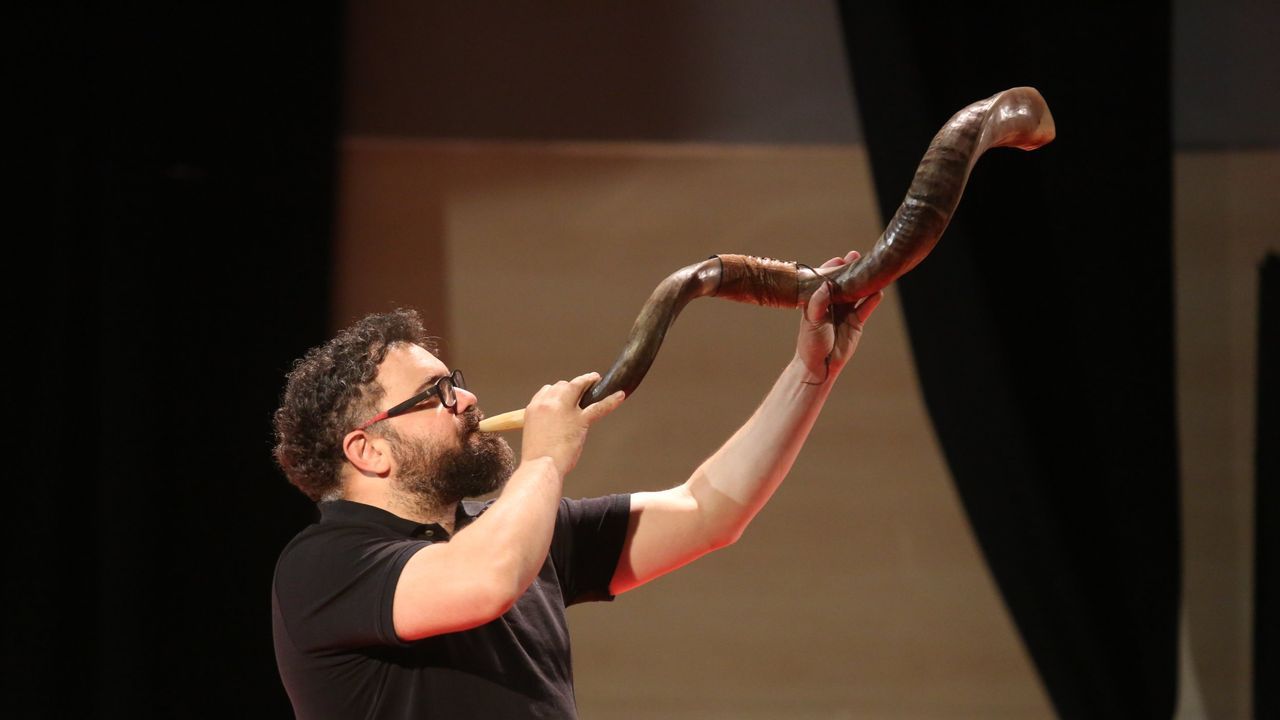 Abraham Cupeiro dar un concierto en Piornedo