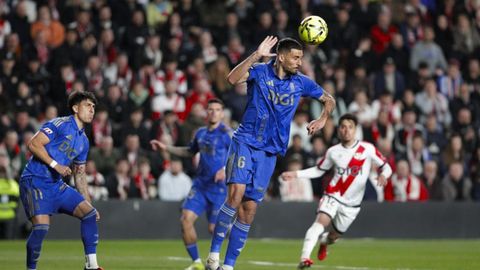 David Carmo despeja un bal�n durante el Rayo Vallecano-Real Oviedo