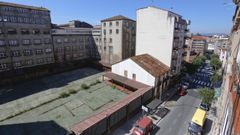 La finca que an alberga el antiguo edificio del colegio Manuel Peleteiro, en pleno Ensanche de Santiago