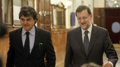 Jorge Moragas, jefe del gabinete de presidencia, acompaa a Rajoy por los pasillos del Congreso. 
