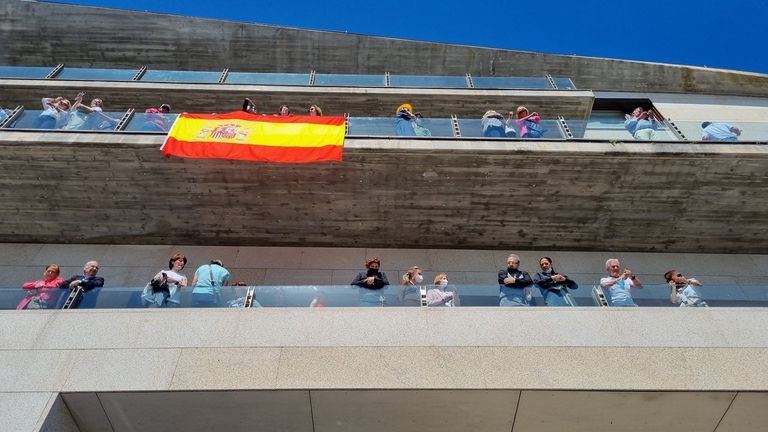 Vecinos esperando por el emérito en Sanxenxo.