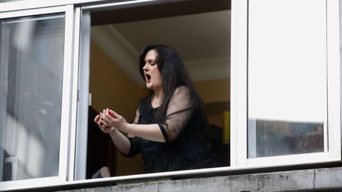 La soprano lucense María Lourdes Santos canta todos los días para sus vecinos de Lugo