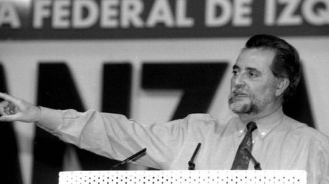 Anguita fue secretario general del PCE entre 1988 y 1998, y promovi la unidad de formaciones que entonces estaban a la izquierda del PSOE, con el que marc siempre las distancias, en Izquierda Unida, en cuyas filas fue coordinador general entre 1989 y 2000, ao en el que se retir tras sufrir un infarto.