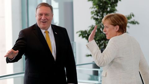 Mike Pompeo y Angela Merkel, ayer, durante la visita del secretario de Estado a Berln.