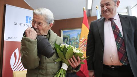 Benedicta Garca, con la jarra de Gundivs que le regal el delegado de la Xunta en Lugo