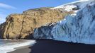 Arena, ceniza e hielo: un enorme glaciar a pie de playa