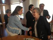 La directora xeral de Medios saluda a la viuda de Borob� al inicio del acto.