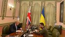 El primer ministro de Reino Unido, Boris Johnson, se ha reunido con el presidente de Ucrania, Volodimir Zelenski, en Kiev