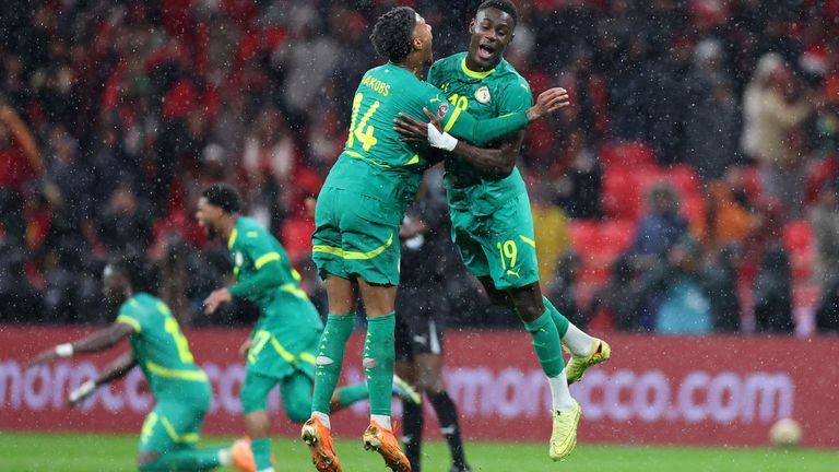 Senegal gana a Marruecos (1-0) una rocambolesca final de la Copa de África: retirada por un escándalo arbitral, penalti a lo Panenka fallado y gol en la prórroga