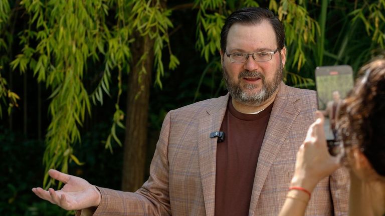 Brandon Sanderson lleva su universo literario a la gran pantalla con Apple TV