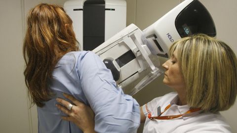 Una mujer, sometiéndose a una mamografía