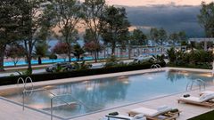 El hotel cuenta con una piscina con vistas al mar