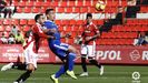 Saúl Berjón protege un balón en el Nàstic-Oviedo