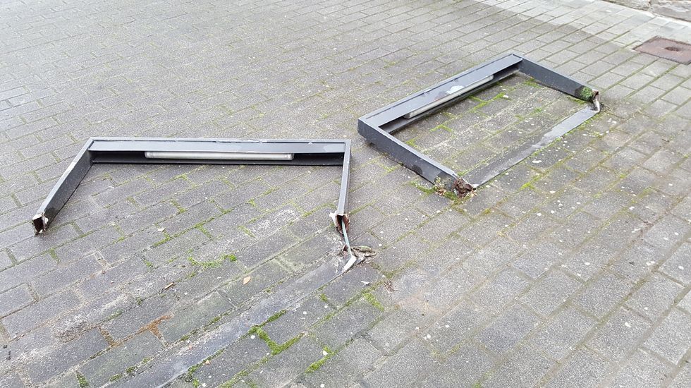 La imagen de la izquierda muestra el rebaje de terreno que se ejecut� para hacer la carretera en el a�o 1986 justo en el lugar en el que se produjo el derrumbe en 2014.