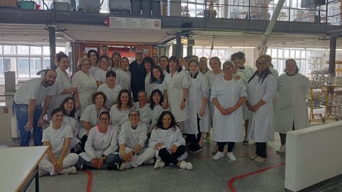 Boris Izaguirre, con las trabajadoras de Sargadelos