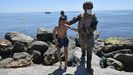 Un militar del ejército español ayuda a un menor migrante marroquí en la avalancha de Ceuta el 19 de mayo del 2021.
