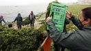 Las mariscadoras de Carril limpian de algas la playa de A Compostela