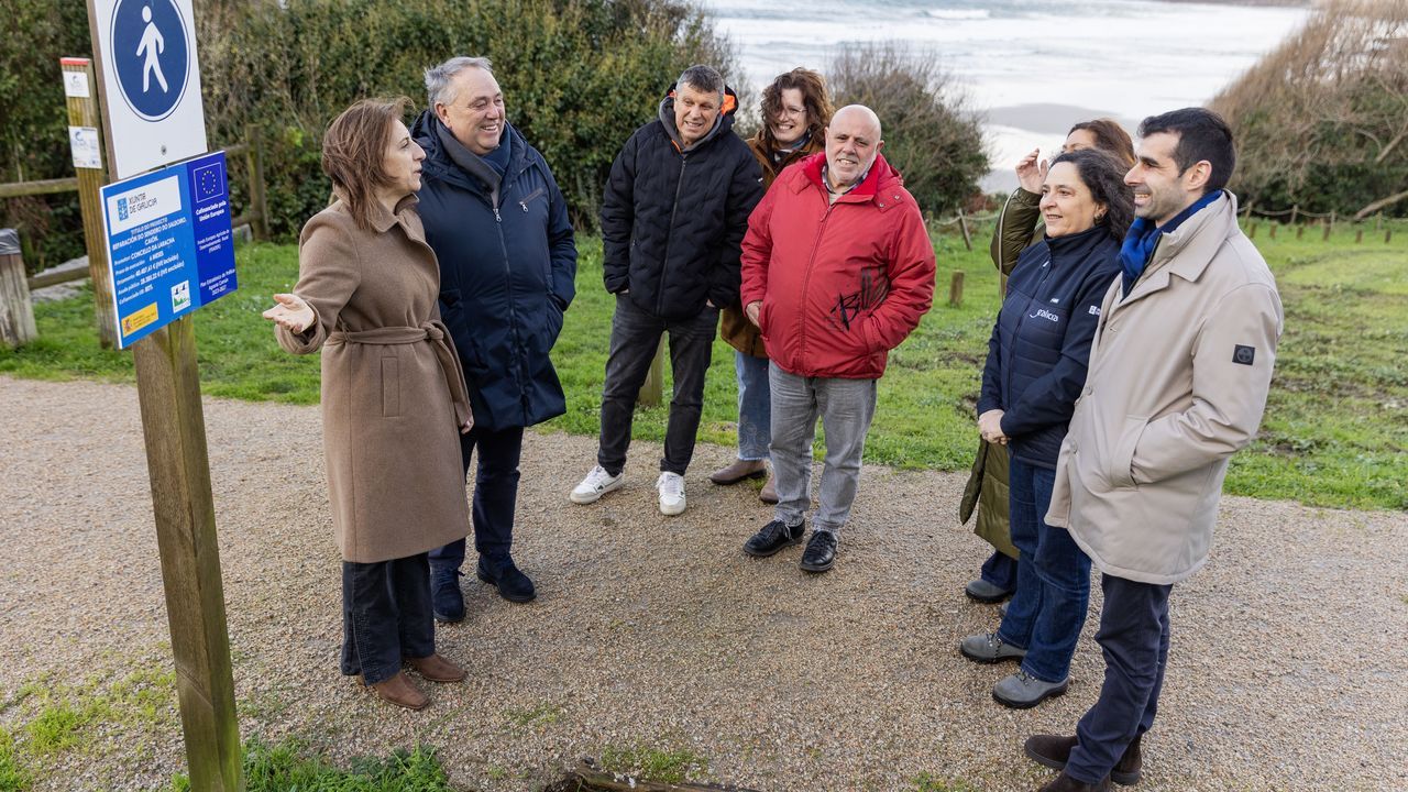 La conselleira y Bel�n do Campo, durante su visita a Cai�n con la corporaci�n