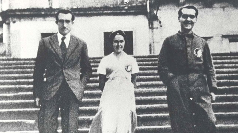 Garca Lorca, bajando las escalinatas de la plaza de A Quintana, en Santiago en 1932, junto a dos integrantes de la compaa de teatro La Barraca.